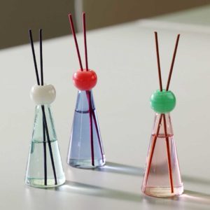 手のひらサイズのかわいいガラス製の一輪挿し