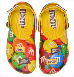 M&M’S x Crocsの新作コレクション！　一緒なら、もっと楽しい