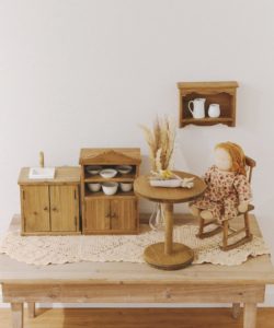 オシャレなミニチュア家具を集めて、小さなディスプレイ空間を作りませんか
