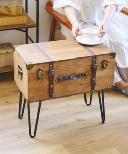 お部屋に置くだけ、宝箱みたいなウッドテーブル